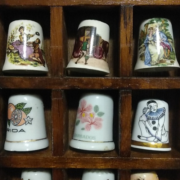 Thimbleville Wooden 1980s Stand with 24 Thimbles - Picture 5 of 12